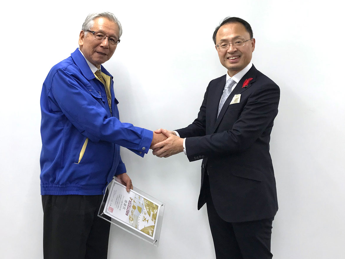 握手を交わす山野金沢市長（右）と弊社松田会長（左）