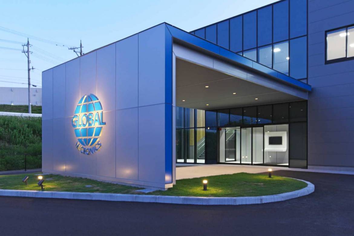 外から見た工場のエントランス