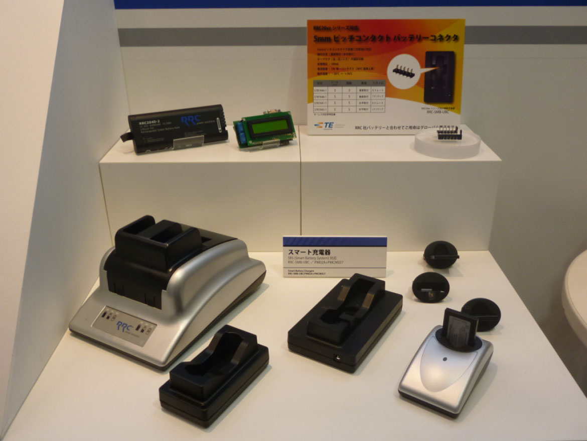 スマート充電器と充電器に使用されているタイココネクタ（右上）の展示