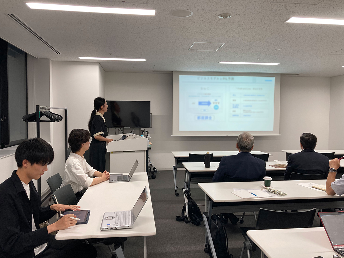 学生による最終プレゼンテーションの模様