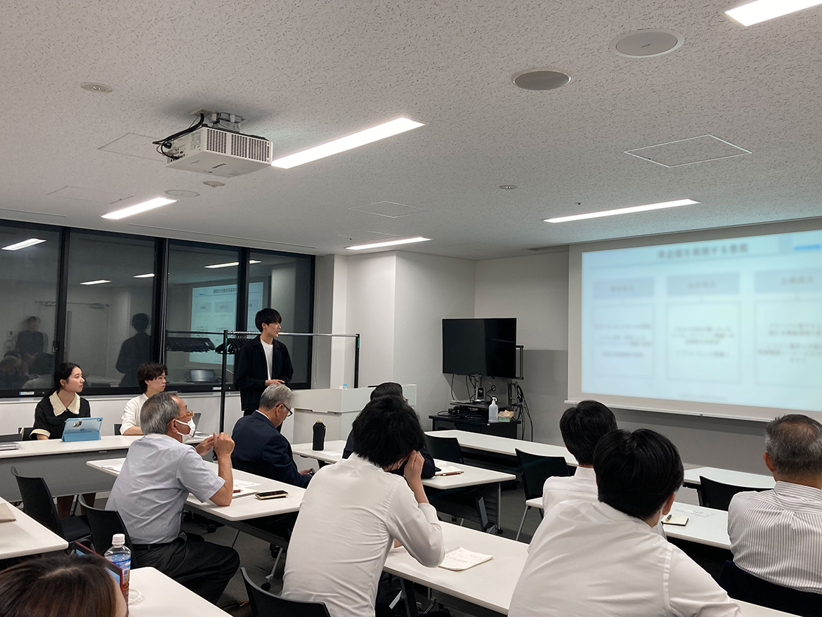 学生による最終プレゼンテーションの模様