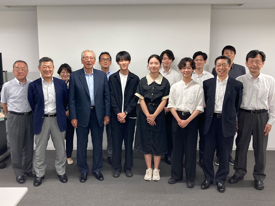 プレゼンテーション参加学生と当社参加者の集合写真