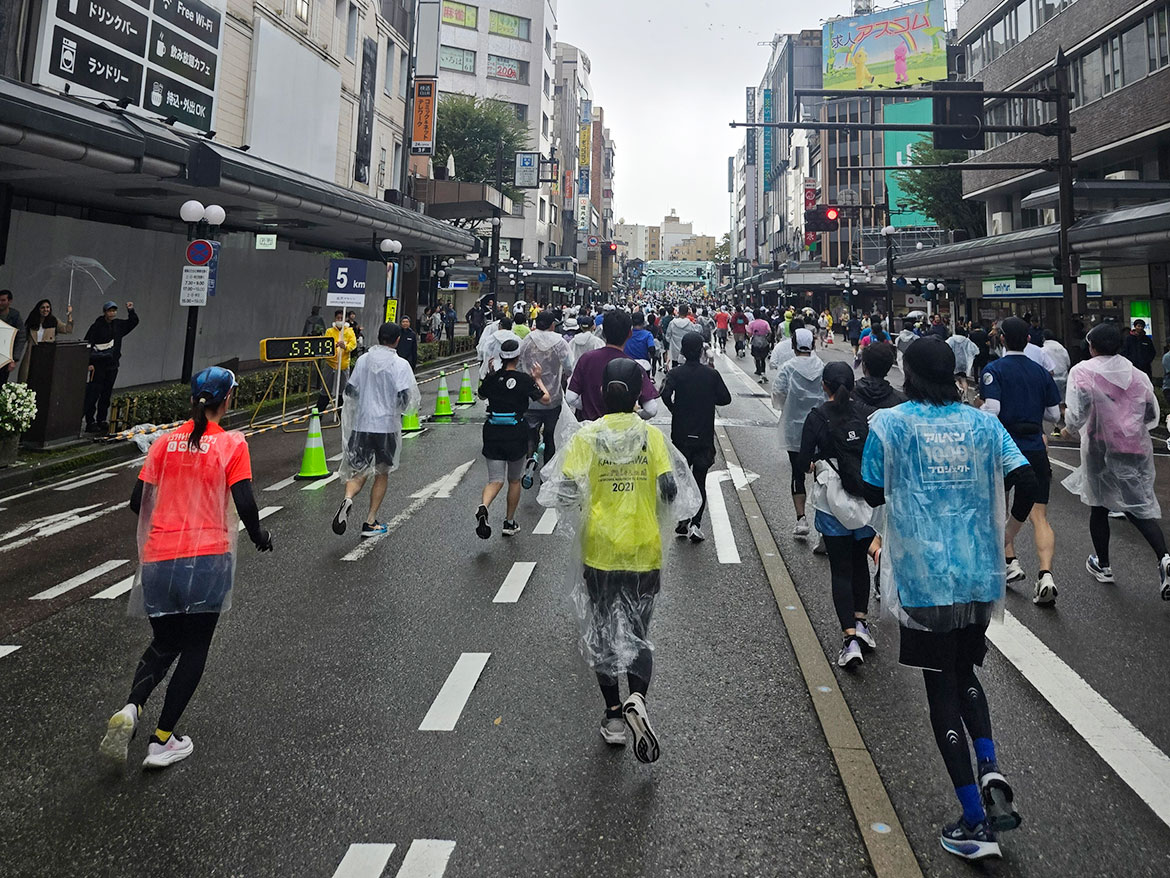 あいにくの雨の中を、元気に駆け抜けるランナーたち